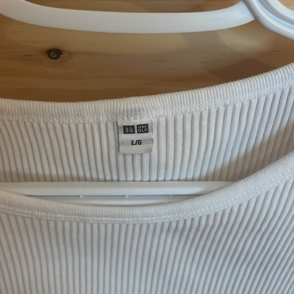 Uniqlo basic white tee - Picture 3 of 5